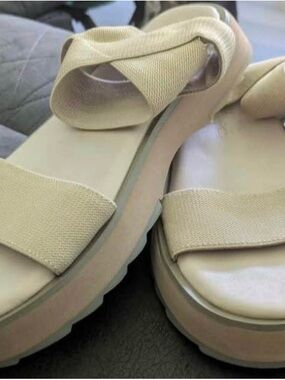 Emu Austrailia light Beige Women's Platform Sandals - Size 6